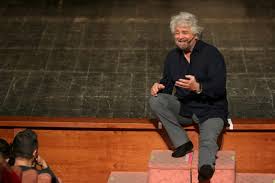 Beppe grillo (nato a genova il 21 luglio 1948) è un comico, attore, attivista politico e blogger beppe grillo ha abbandonato gli studi alla facoltà di economia e commercio, per lavorare in rai. Beppe Grillo Tour In Calabria Dopo 11 Anni Di Assenza Le Foto Da Catanzaro Gazzetta Del Sud