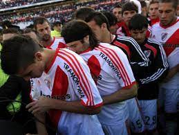 El dt de river plate juan josé lópez (i), fabián bordagaray (c) y eric lamela (d), se lamentan junto a sus compañeros su descenso. 1 1 River Plate Desciende A La Segunda Division