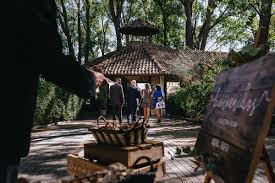 Rodeada de caminos y senderos, entre bosques de castaños, alcornoques y encinas, las casas de finca el tornero le proporcionarán su merecido descanso en un paraje sin. Boda En Jardin El Botero Algete Alalpardo Justo Navas Fotografia