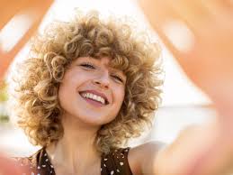 'armati' di phon, spazzola, mollette per il fissaggio e qualche prodotto per lo styling dall'effetto volumizzante: Come Fare I Capelli Ricci 8 Modi Facili Per Averli