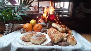 Casa din padure's answerati primit exact ce ati rezervat, 2 camere cu baie proprie si una cu baie la comun, in zona de gratar in gradina alaturata lumina este de la o lampa cu incarcare solara care lumineaza doar cateva ore de la lasarea intunericului, iar in locatie au avut 2 bucatarii utilate complet. Casa Din Padure Home Facebook