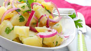 Un'alternativa sfiziosa e originale al classico piatto di capodanno! Insalata Di Patate Alla Tedesca Il Giornale Del Cibo