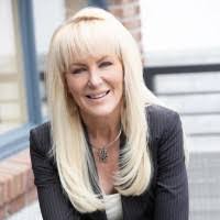 Lisa Huntington's Instagram, Twitter & Facebook