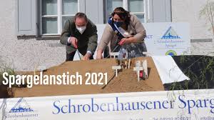 Landwirt hubert aiwanger, vorsitzender der freien wähler in bayern, steht zufrieden im stall. Spargelanstich Schrobenhausen 2021 Mit Wirtschaftsminister Hubert Aiwanger Im Pflegschloss Youtube