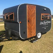 Des Travaux De Peinture De Caravanes Anciennes Que Vous N Oublierez Jamais Caravane Retro Caravane Pliante Relooking Caravane