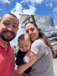 Os últimos dois dias foram daqueles dias que começam normais… e terminam  diferentes para sempre. Foi um segundo. Um descuido mínimo. O Calebe estava  sentadinho no sofá, a Larissa ali do lado.