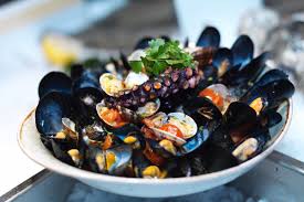 Coprire la pentola con un coperchio e far cuocere la zuppa fino a che le valve dei mitili non saranno tutte aperte. Zuppa Di Cozze A Regola D Arte Con La Ricetta Dello Chef Antonio Sorrentino