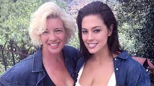 Si swimsuit model and america's next top model judge ashley graham opens up about her relationship with husband justin ervin and how her family struggled t. Ashley Graham S Mom Wears Bikini For 1st Time In Decades