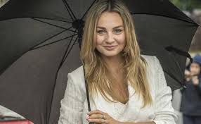 Takiego przepychu próżno szukać nawet w pałacu kensington! Malgorzata Socha Kusi Glebokim Dekoltem Gwiazda Przyjaciolek Wybrala Oryginalna Stylizacje I Podzielila Internautow Gwiazdy Maxxx News Rmf Maxxx