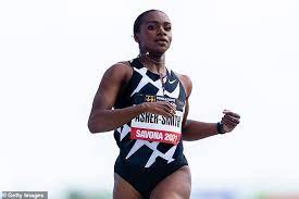 Excitement is particularly building around the 100m, which will feature a number of star names. Dina Asher Smith Weigert Sich Sich Auf Bedenken Hinsichtlich Des Trainingskonkurrenten Dennis Mitchell Berufen Zu Lassen Aktuelle Boulevard Nachrichten Und Fotogalerien Zu Stars Sternchen