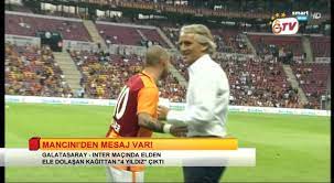 Kağıdı alan hollandalı oyuncu, inter'in deneyimli teknik adamı roberto mancini'nin yanına giderek kağıdı verdi. Mancini Den Mesaj Var Youtube