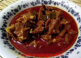 Terdapat pelbagai variasi bahan menu ini seperti daun kesum, daun kari, serai dan bunga kantan. Asam Pedas Daging Tetel