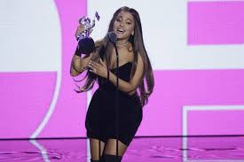 Jim spellman/wireimage, @arianagrande via instagram. Look Ariana Grande Shows Fans Her Natural Short Hair Upi Com
