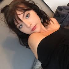 Hailey Larson (@larbugz)