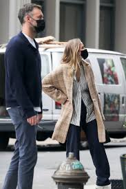 Jennifer lawrence books next role in end of the world netflix comedy don't look up. Jennifer Lawrence Steps Out For A Stroll With Husband Cooke Maroney In New York City 051020 9