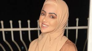 Inadvertently stabbed in the abdomen by her brother, as he tries to kill salman khan. M8nnl9zeuqcznm