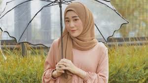 Larissa lahir di cirebon pada 23 april 1996, yang kini usianya menduduki 25 tahun. Mbqwdd1kjn0wgm