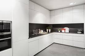 En el catálogo encontrarás acabados y cromados realizados con diferentes materiales de calidad como el nogal, 100% italiano y certificado. Cocina Lacada Blanca Con Porcelanico Gris Muebles De Cocina Diseno De Cocina Encimeras De Cocina