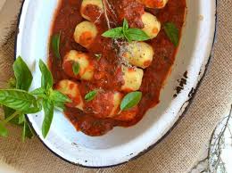 Recette Quenelles Vegetariennes De Semoule De Ble A La Sauce Tomate Recettes De Cuisine Recette Quenelle Recette