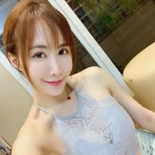 身邊好多射手座寶寶呀可愛的曉妍生日快樂🎂 跟海豚一起準備雙層蛋糕，再自己手作佈置整個超美很有成就感耶～哈哈哈