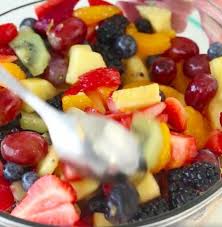 Salade De Fruits Frais Nappee D Une Delicieuse Vinaigrette A La Vanille Desserts Ma Fourchette Food Fruit Fruit Salad