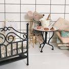 Table Vintage Romantique Micro Maileg L Little Home Fr Mobilier Lapins Poupees Souris Micro Maileg Mobilier Maison Maison De Poupee Table Vintage