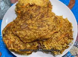 Siapkan mangkok bersih, masukkan tepung terigu protein sedang sebanyak 12 sendok makan, lalu masukkan 1 butir telur utuh kuning dan putihnya masukkan semua, masukkan air secara bertahap Resepi Murtabak Maggi Yang Simple Dan Sedap Ira Mommy Si Kembar