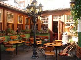 Das haus zur goldenen waage war ein im kern mittelalterliches fachwerkhaus in der altstadt von frankfurt am main, das beim luftangriff am 22. Roma Plaz Town Hall Picture Of Zum Gemalten Haus Frankfurt Tripadvisor