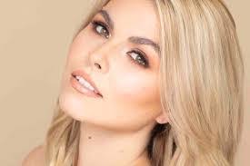 Melissa Kinsman's Instagram, Twitter & Facebook