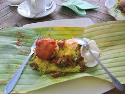 Namun pada barongko, buah pisang ikut dilumatkan bersama bahan lainnya sebelum dibungkus daun & dikukus. Proposal Kue Barongko Indocakeblog Indocake Kue Barongko Atau Yang Terkenal Dengan Sebutan Nama Kue Bugis Ini Adalah Salah Satu Kue Basah Tradisional Dari Daerah Sulawesi Selatan Khususnya Daerah Bugis Makassar