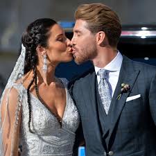 Überhaupt machen wir gerne sport zusammen und lernen neue sportarten. in ihren flitterwochen haben sie sich beim kitesurfen angemeldet. Sergio Ramos Real Star Feiert Hochzeit Mit Pilar Rubio Stern De