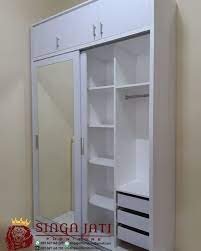Produk yang berbahan dasar kayu jati solid ini terdiri dari 3 pintu dilengkapi rel dan tarikan stainless yang. Model Lemari Pakaian Pintu Geser Terbaru Desain Minimalis