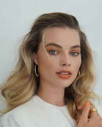 As if margot robbie could get any more breathtaking, she debuted a new bangs haircut at sunday's oscars that had us doing a total double take. Margot Robbie Uberrascht Mit Neuer Frisur In Orange Vogue Germany