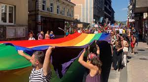 Looking to catch the pridemobile parade in action? Nised49qbu6j1m