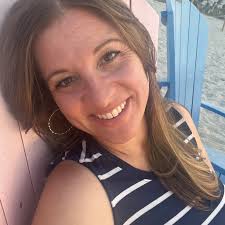 Carrie Underwood sings “Alone” in 2005! 🌟🎤 Before the stardom, there was  this big hair moment!