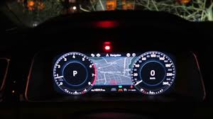 Ein volkswagen golf 7 r von innen mit digitalem tacho, media discovery radio und multifunktionslenkrad. Vw Golf 7 Bei Nacht Das Cockpit Youtube