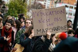 Pancarte: l'éducation n'est pas une marchandise – Anti-K