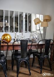 Chez Florence Bouvier Chaises Tolix Chinees A L Isle Sur La Sorgue Autour Dune Table A Pieds Bis Chaises De Table A Manger Interieur Vintage Table Et Chaises