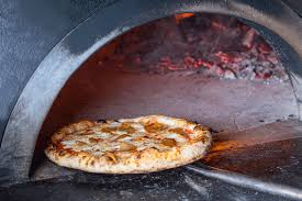 Si quieres construir un horno de leña es mejor que la puerta del horno esté orientada fuera de la cocina ya que cuando el horno. El Horno De Lena Horno De La Discordia Pan Pizza