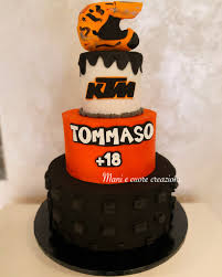Per tutto questo tempo, aveva vissuto nella casa di un vicino. Torta Ktm 18 Anni Moto Feste Decorazioni Di Mani E Cuore Su Misshobby