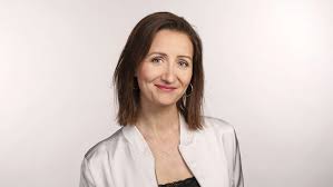 Mitten in der pandemie teilte der sender wdr der moderatorin simone standl mit, dass ende juni schluss sei. Sumeyra Kaya Moderiert Wdr Lokalzeit Koln Sie Folgt Auf Simone Standl