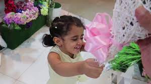 لولو جابت لماما هديه العيد youtube