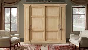 Gli armadi da ingresso permettono di gestire un vano ulteriore della casa, se disponibile, o di crearlo appositamente mediante un mobile apposito. Armadi Classici Ferretti Ferretti