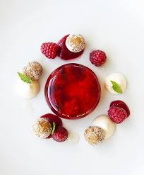 Composition A Base De Framboises Et Beignents De Fruits Rouges Au Whare Kea Lodge Chalet Nouvelle Zelande Rela Food Dessert Presentation Gourmet Desserts