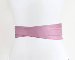 La ceinture est faite avec 4 couches de tissu ainsi que l'interface pour le rendre robuste. Ceinture Obi Soie Rose Polina Couture