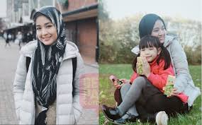 Personaliti media sosial, farah lee menerusi satu entri terbaru yang dimuat naik di laman instagram, tampil berkongsi jom kita tonton farah lee share koleksi kasut dia, baju, tudung dan travel tips. Demi Maream Farah Lee Terpaksa Study Dalam Bilik Air Gempak