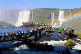 La triple frontera entre argentina, brasil y paraguay es una zona de fuertes contrastes donde coexisten, en un entorno natural privilegiado, intensas actividades turísticas y culturales junto con la desigualdad, la miseria y la exclusión. Ciudad Del Este Paraguay Y La Triple Frontera Con Argentina Y Brasil