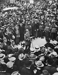 Tolpa Na Ulice Berlina Slushaet Nemeckogo Oficera Zachityvayushego Prikaz Kajzera O Mobilizacii 1 Avgusta 1914 G Na Sleduyushij Den World War One War World War