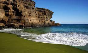 Papakolea Beach La Plage De Sable Vert Hawai Green Sand Beach Hawaii Beaches Green Sand Beach Hawaii