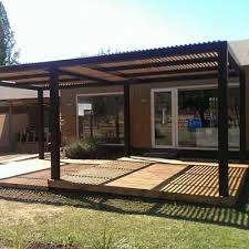 En el perú los techos de madera siguen siendo los más usados sobretodo los sol y sombra, en los últimos años el aluminio ha ingresado al mercado con fuerza con su imagen moderna e industrial. Piscinas Y Terrazas Pirque Porches De Casas Planos De Casas Terraza